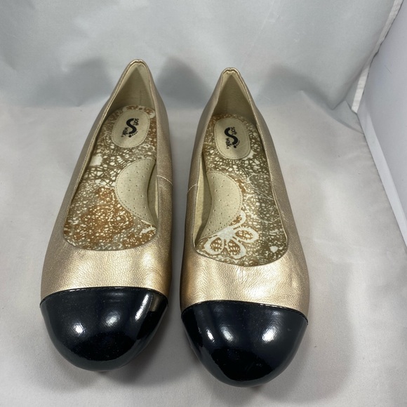 Gold ballet flat with black tip - Picture 2 of 4